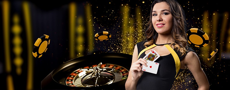 croupier avec cartes de blackjack et roulette